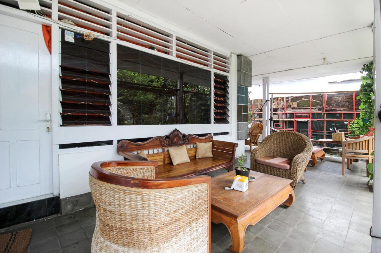Reddoorz Near Rumah Sakit Wirosaban Salakan Exterior foto