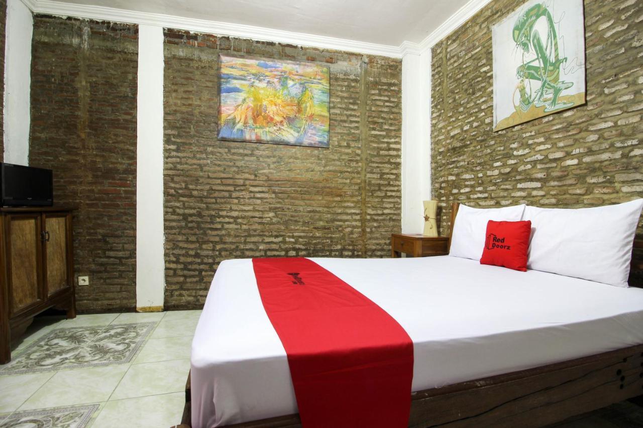 Reddoorz Near Rumah Sakit Wirosaban Salakan Exterior foto